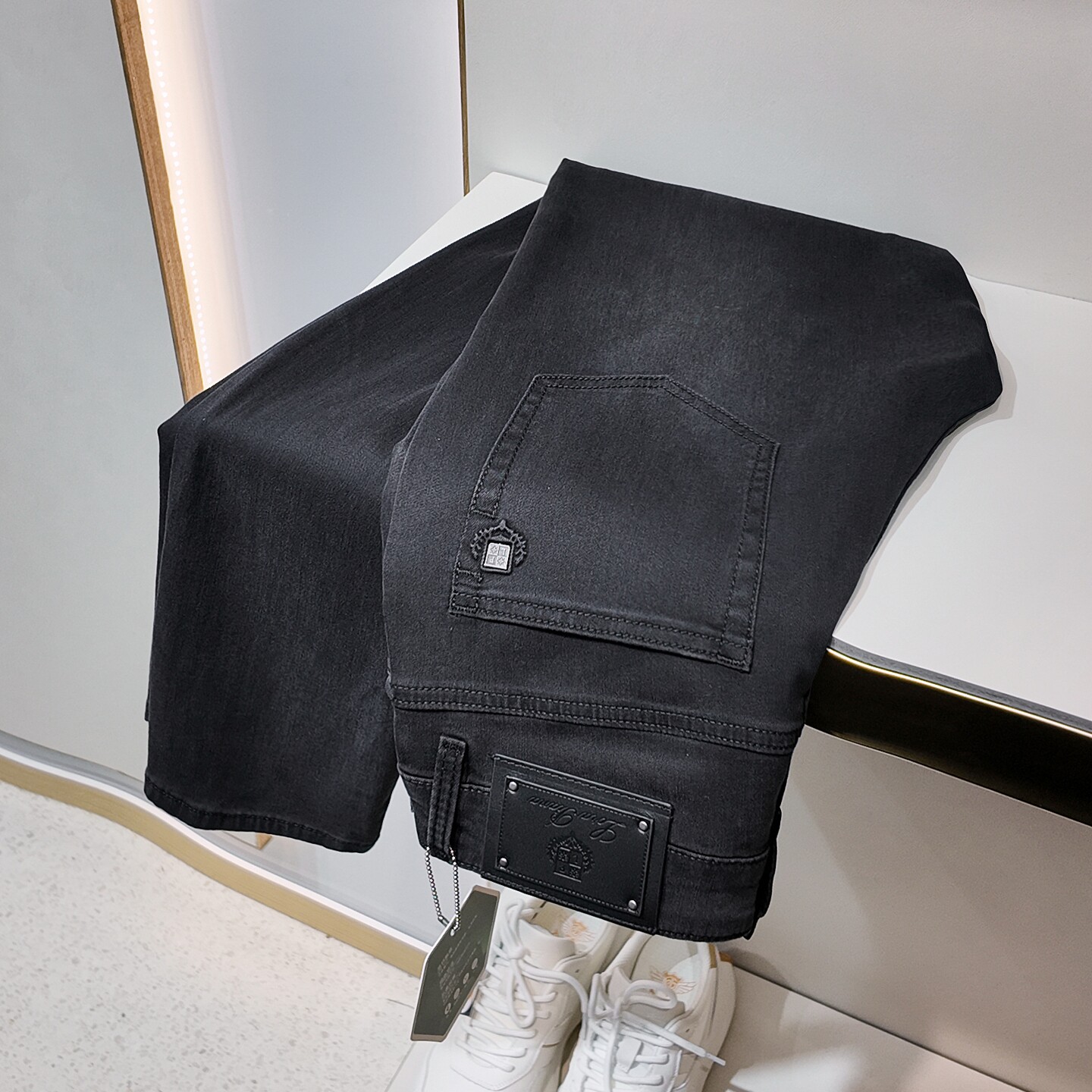 春夏时尚深黑灰色修身小直筒弹力牛仔裤男中腰舒适柔软简约休闲裤