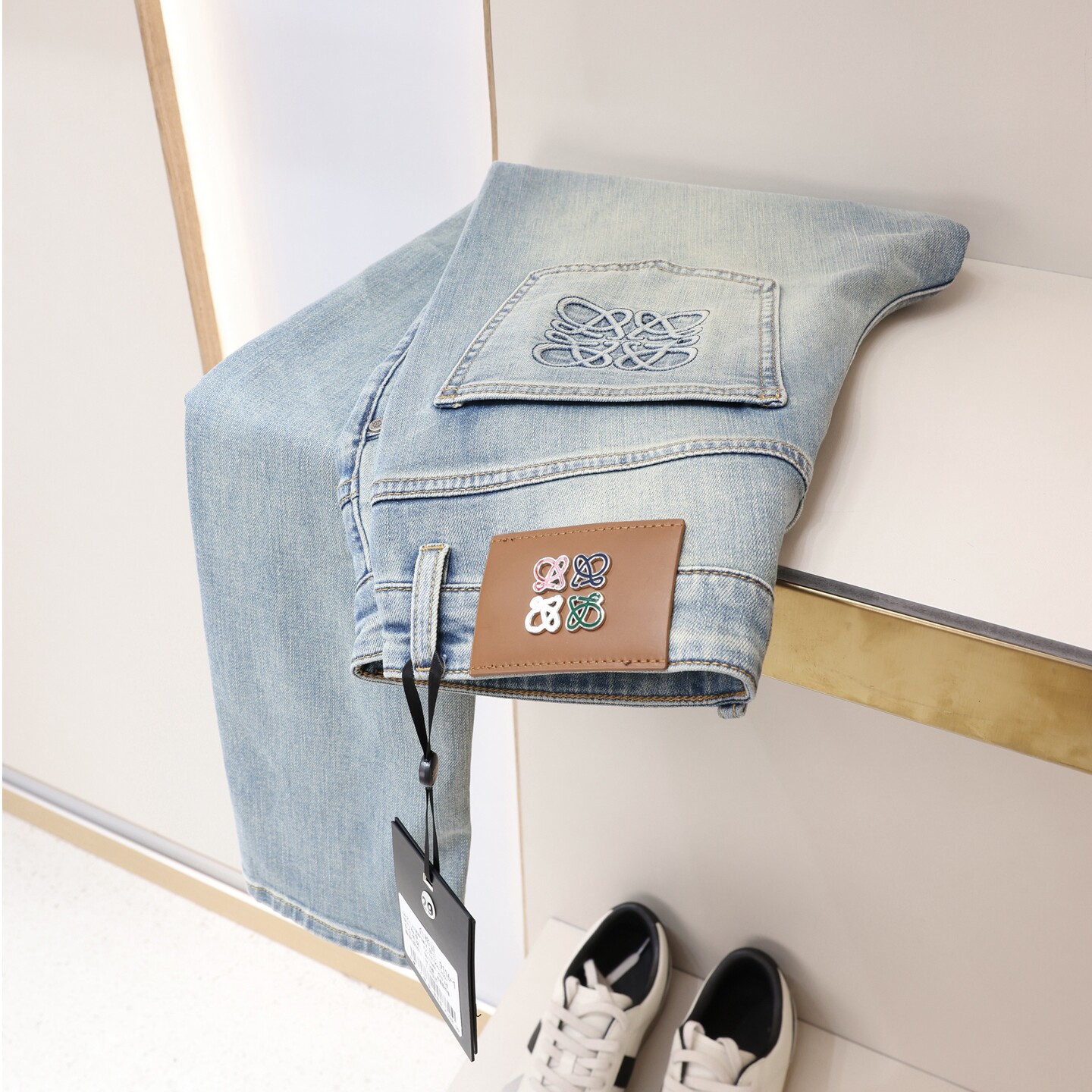 2026年新款春夏浅蓝色修身弹力牛仔裤男士高档简约小直筒薄休闲裤