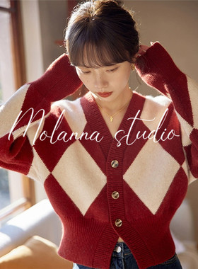 Molanna红色菱格针织开衫女秋冬新款复古短款V领女士内搭外穿毛衣