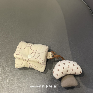 日韩系可爱蘑菇挂坠适用于苹果airpods pro1代2代3代4代耳机壳保护套