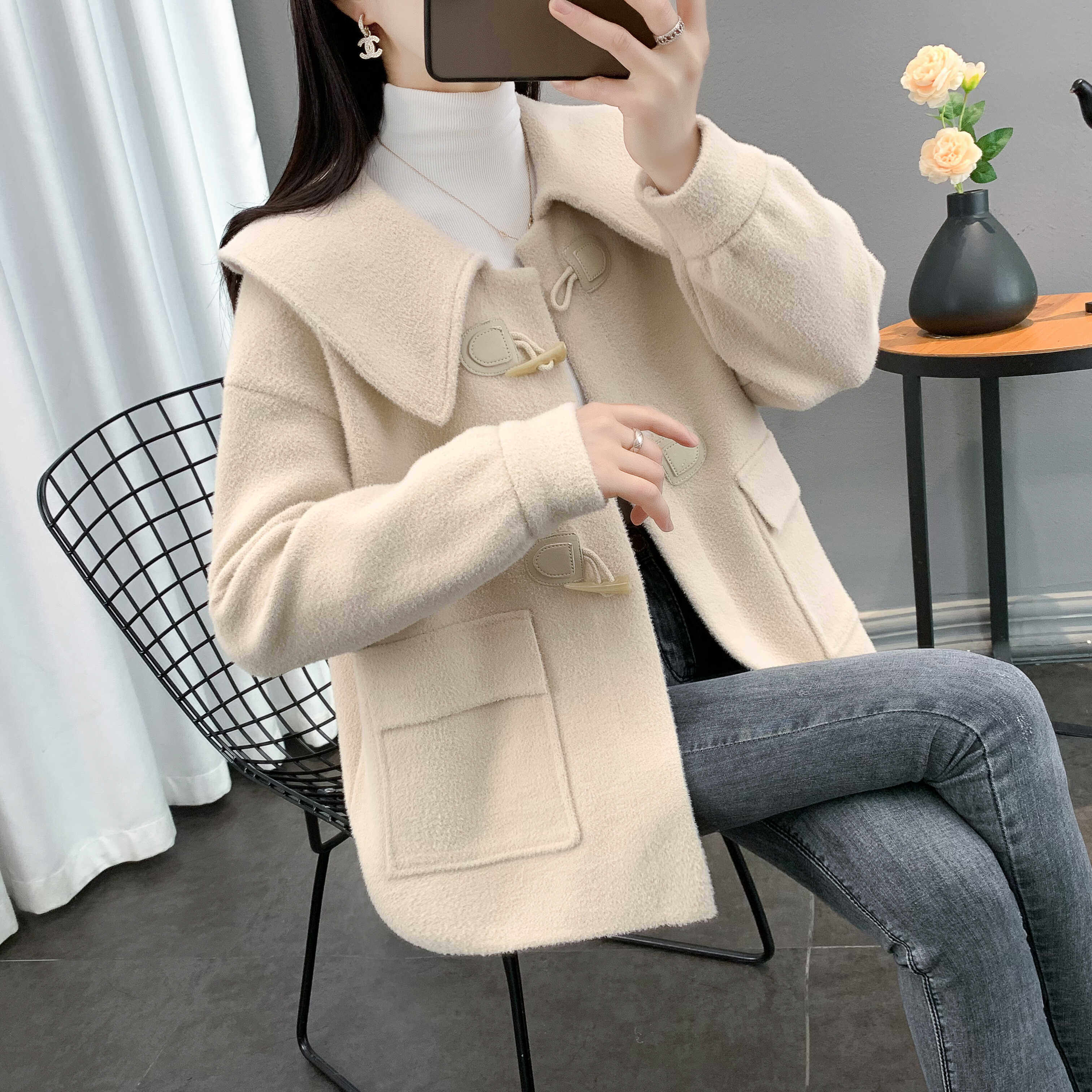 娃娃领外套女秋冬季2025新款高级感牛角扣大衣新款赫本风洋气百搭