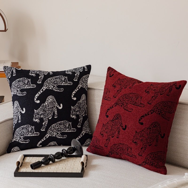 双面酒红色豹子抱枕黑白轻奢简约客厅沙发靠垫样板间高级感靠枕,居家布艺,靠垫/抱枕,淘宝优惠券,粉丝福利购,淘宝优惠卷