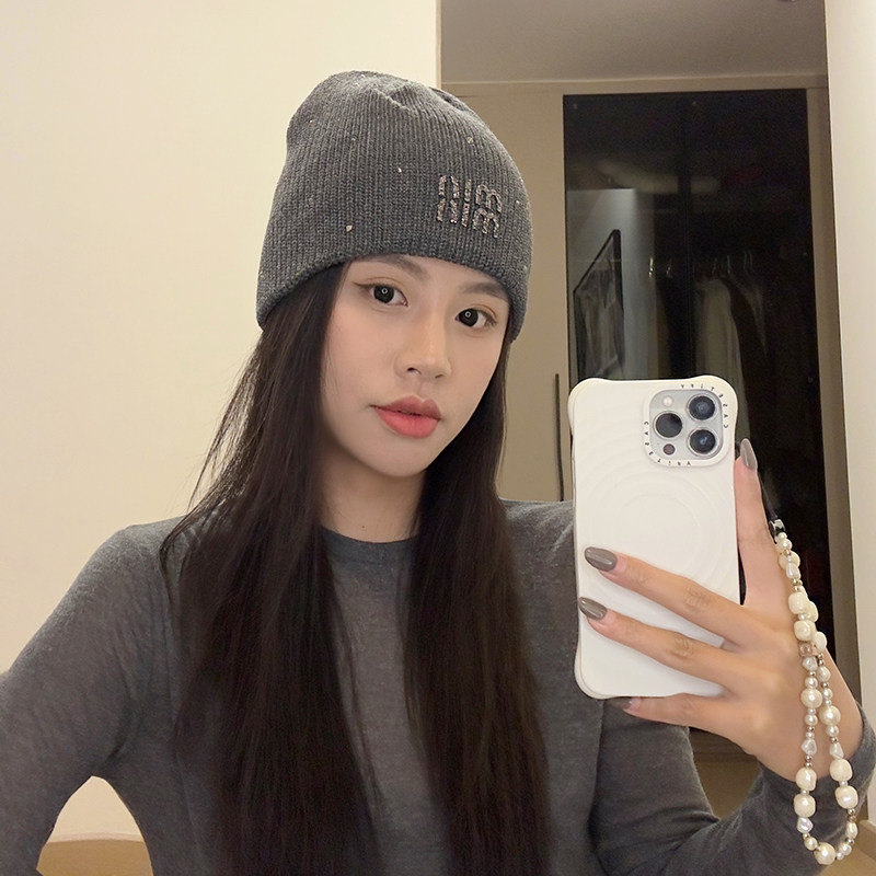 重工水钻字母针织帽显脸小