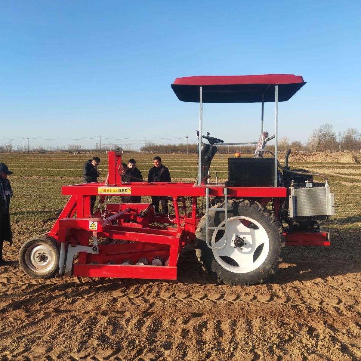 全自动多功能自走式大蒜收获机四轮自走式大蒜采收机