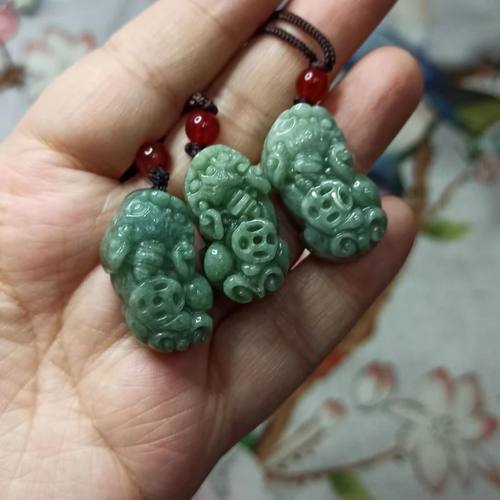 天然翡翠吊坠飘花雕刻貔貅