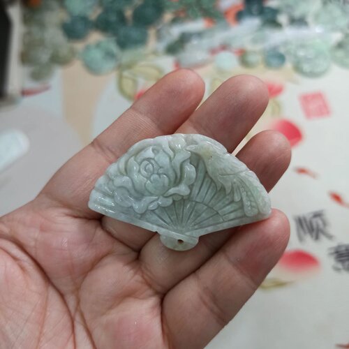 天然翡翠吊坠白底凤穿牡丹扇子