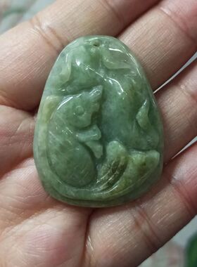 271天然翡翠吊坠底飘花荷叶鱼牌年年有鱼如意莲叶牌卡41X32mm左右