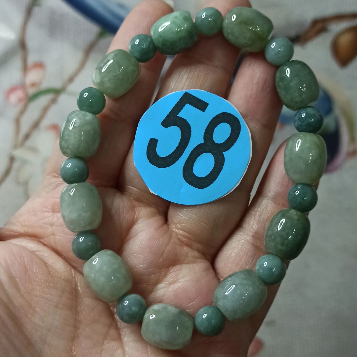 翡翠绿底飘花桶珠路路通手串
