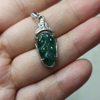 翡翠吊坠叶子金枝玉叶绿底镶嵌