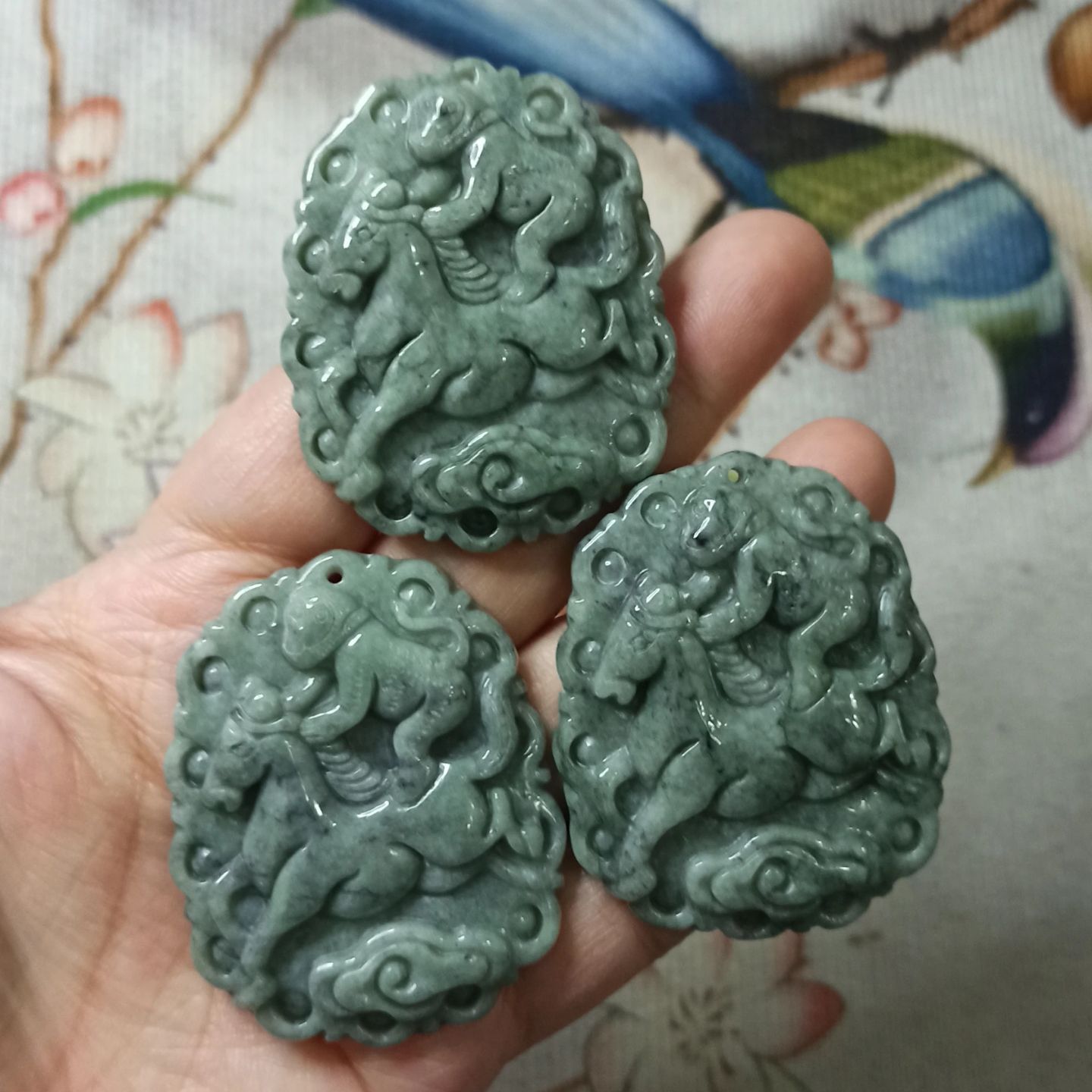 天然翡翠吊坠乌鸡飘花十二生肖