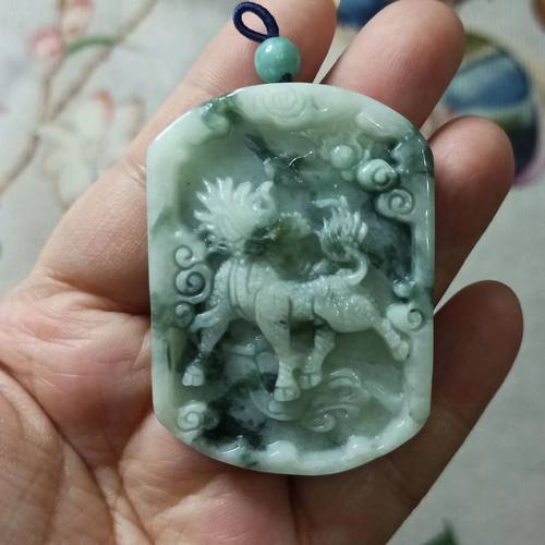 翡翠吊坠麒麟貔貅牌子飘花淡绿