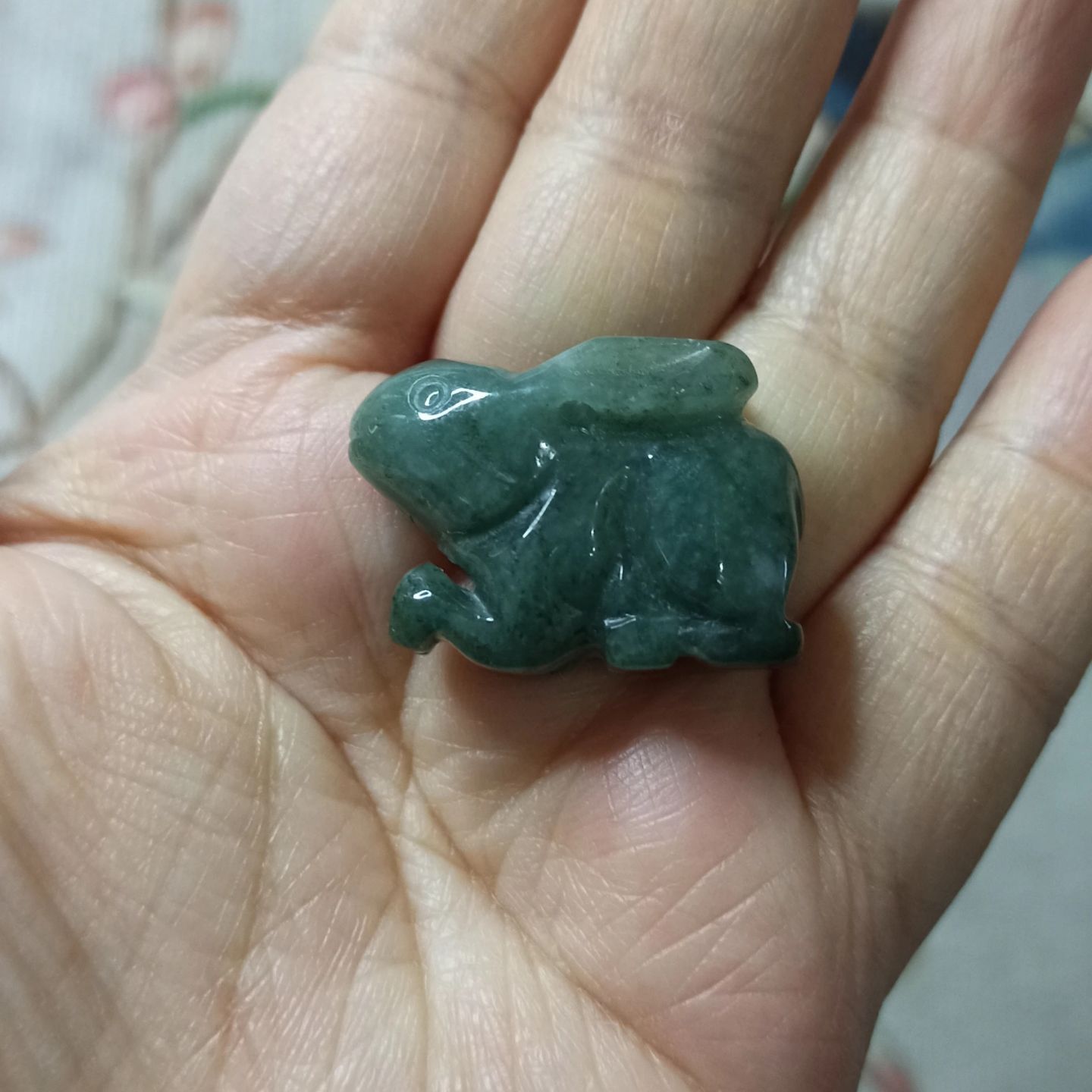 天然翡翠绿飘花吊坠生肖兔
