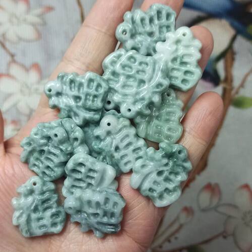 天然翡翠吊坠福牌福字飘花