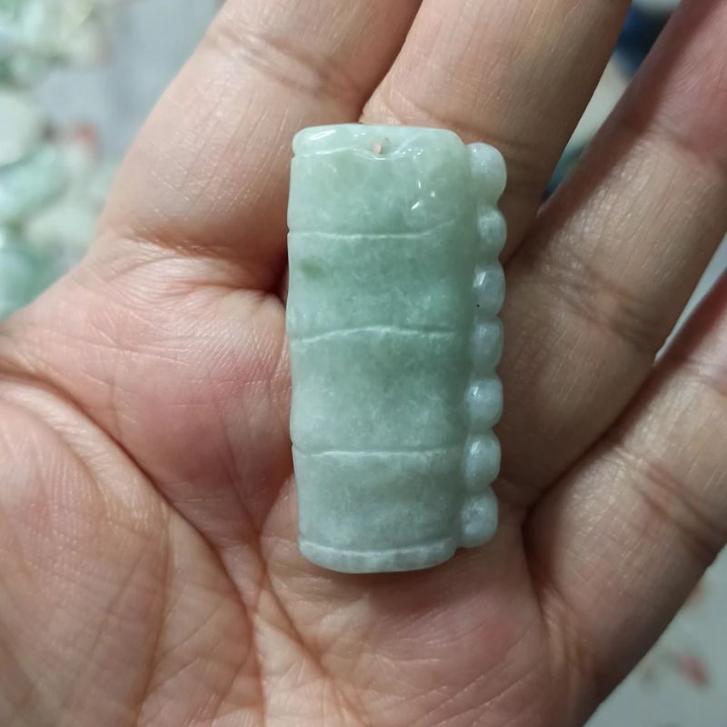 天然翡翠竹节吊坠绿底飘花