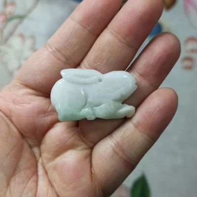 天然翡翠绿飘花吊坠生肖兔雕刻件
