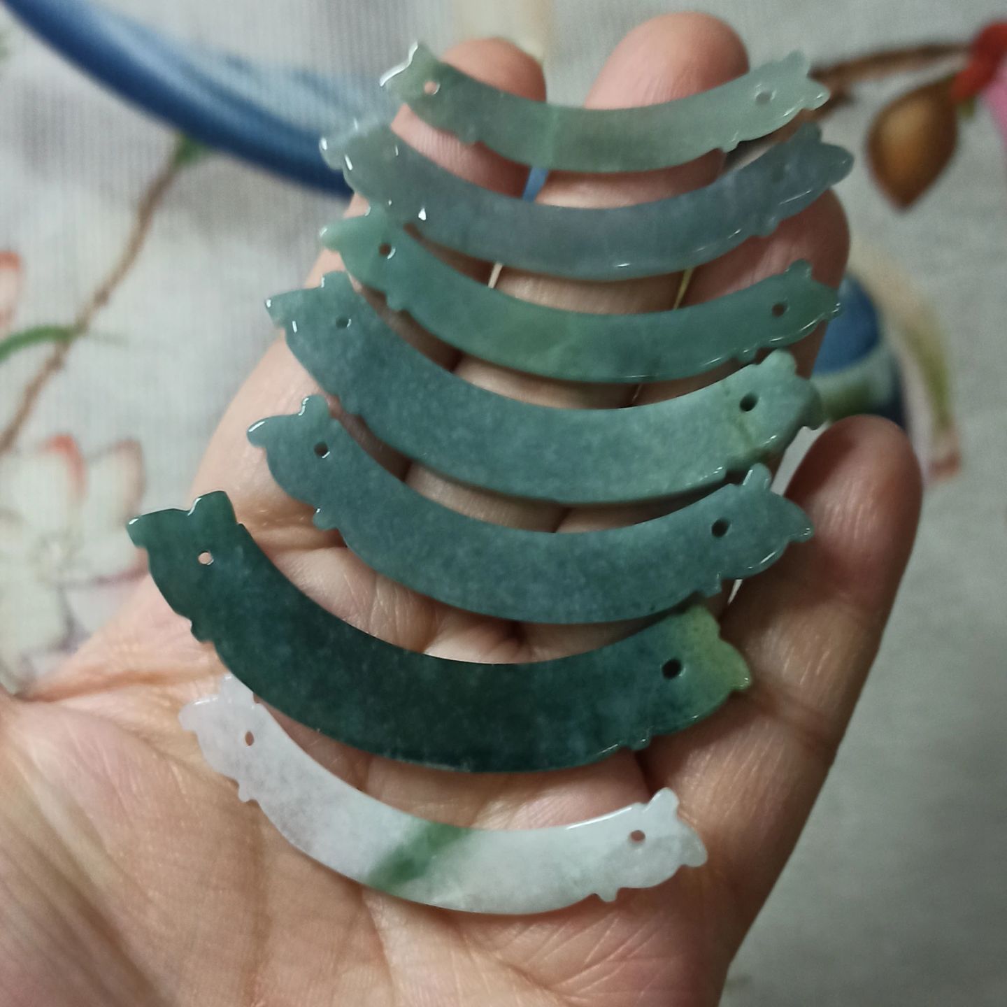 翡翠吊坠两边孔雕刻龙头玉衡