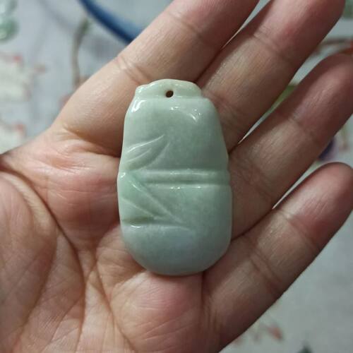 天然翡翠竹节吊坠淡绿飘花