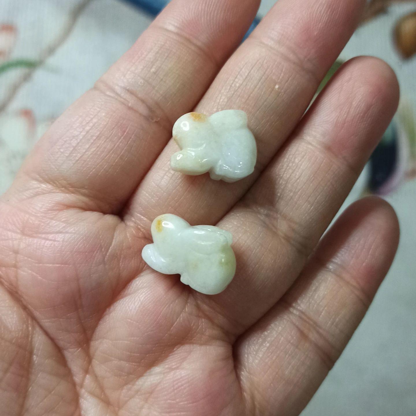 天然翡翠生肖兔糯种雕刻兔子