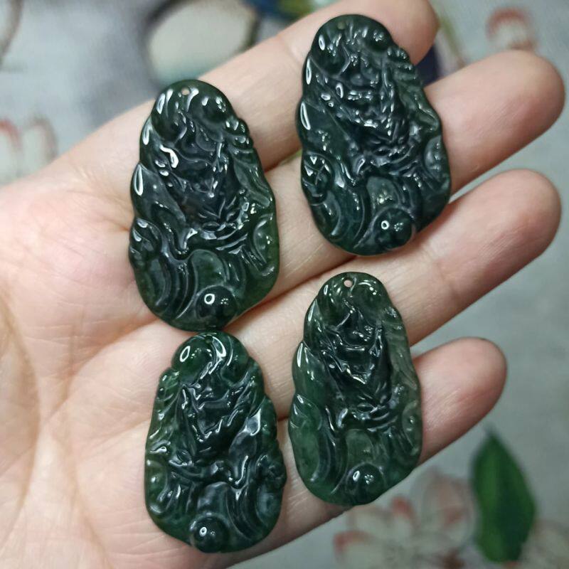 翡翠危料蓝水龙牌挂件特色