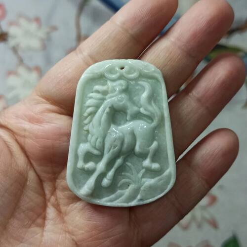 天然翡翠吊坠飘花十二生肖马