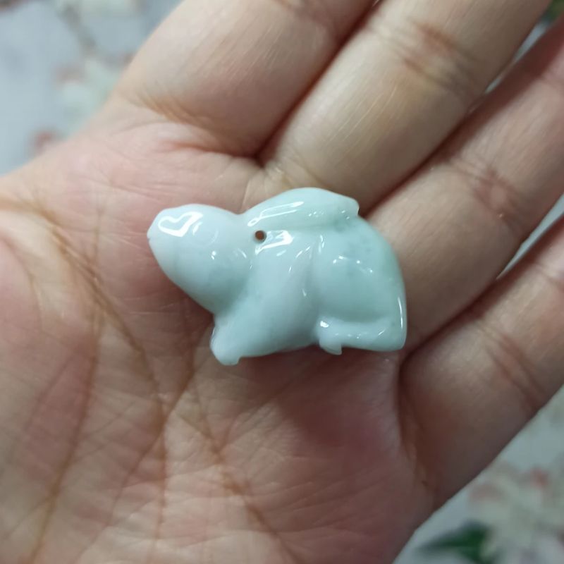 天然翡翠绿飘花吊坠生肖兔雕刻