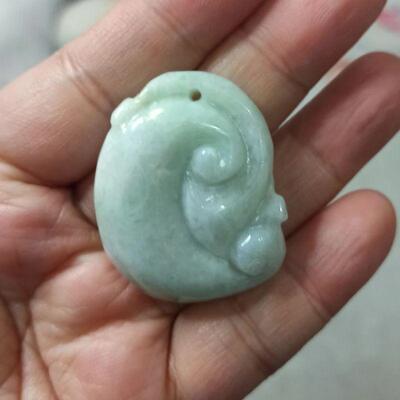 天然翡翠吊坠雕刻件大号