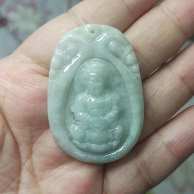 天然翡翠吊坠淡绿底飘花观音