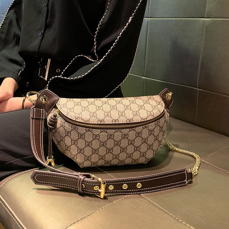 网红包包女包2020新款潮时尚腰包斜挎个性胸包女斜跨百搭链条小包