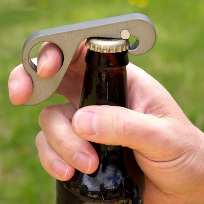 跨境新品 One-handed Bottle Opener 单手开瓶器磁吸金属开瓶器