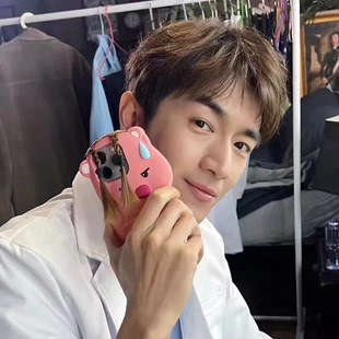 林更新同款卡通刘海粉海狸适用苹果15手机壳16搞怪iPhone14promax立体硅胶软套13可爱14新款12女款11全包防摔