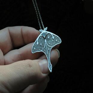 亚马逊新款欧美个性时尚几何飞蛾吊坠创意镶嵌宝石复古项链女