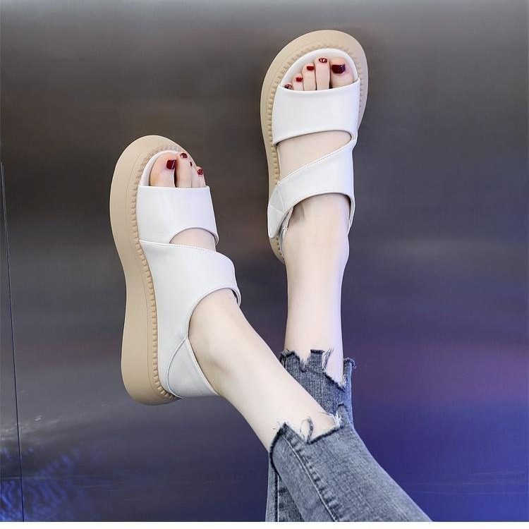 运动凉鞋女款夏季2024年新款时尚外穿皮面增高厚底松糕鞋软底防滑