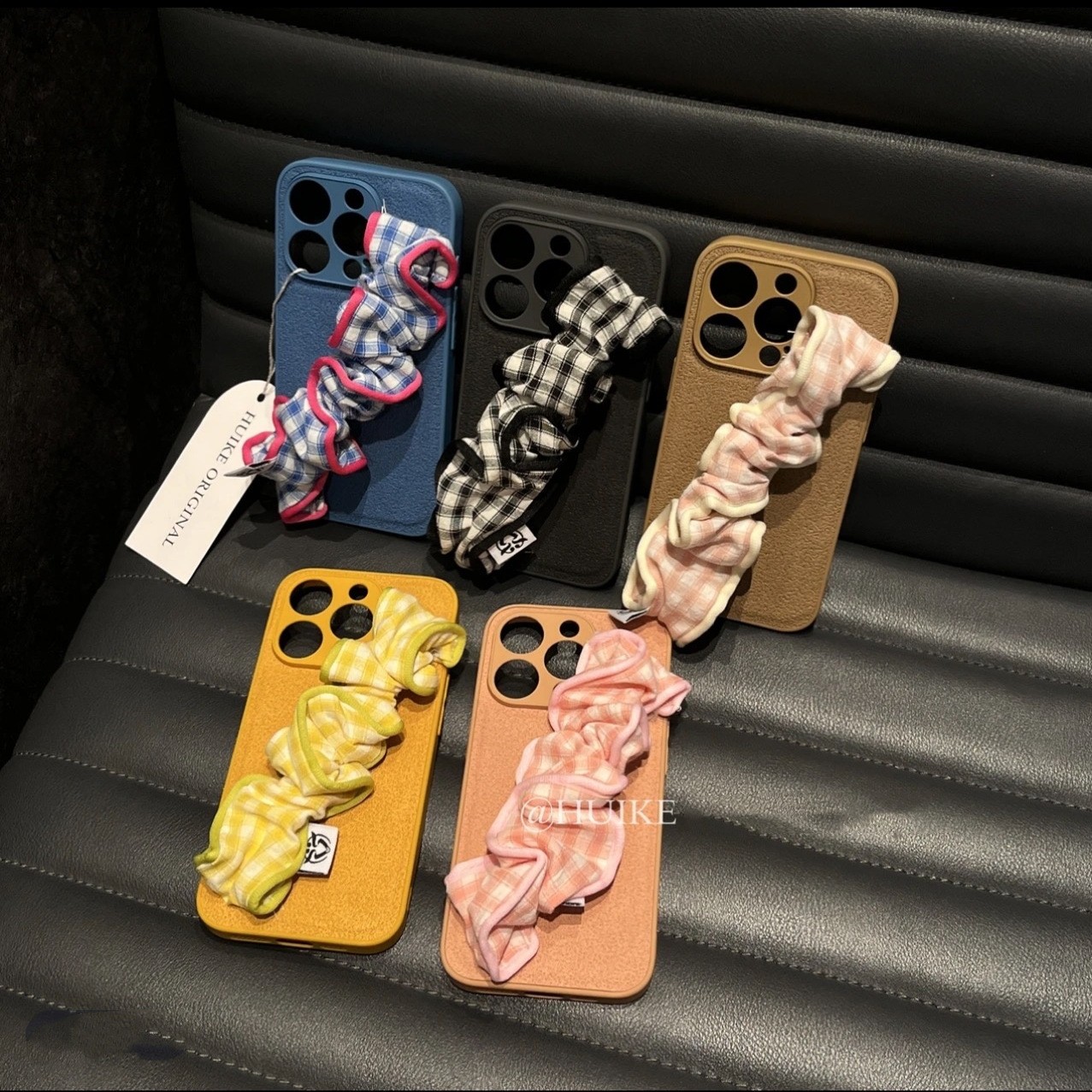韩系夏天多巴胺格纹腕带壳适用苹果16promax全包镜头iPhone15pro月坑纹14/13/12/11高级感Xs Max女款XR保护套