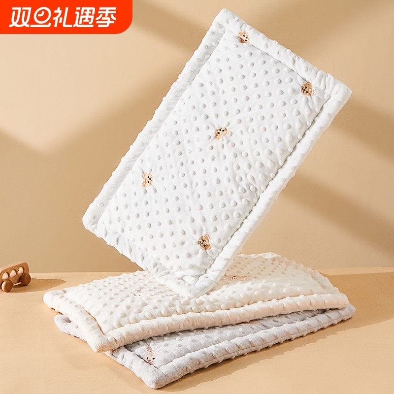 婴儿枕头0到6个月云片枕平枕巾一1岁纯棉新生儿宝宝安抚豆豆绒枕