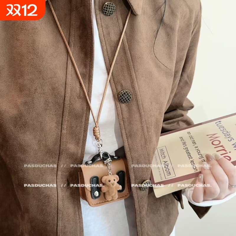太可爱辣!学院风小熊包包吊坠长项链设计感皮质毛衣链配饰卫衣链