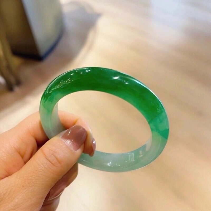 正品半绿半白玉石手镯冰透种飘阳绿美人玉手镯女石英岩玉石手镯
