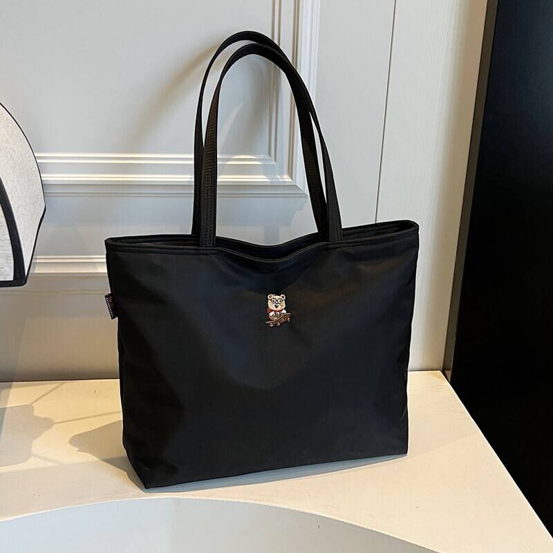 爱玛大容量托特包新款刺绣小熊尼龙帆布包通勤单肩手提购物袋黑色