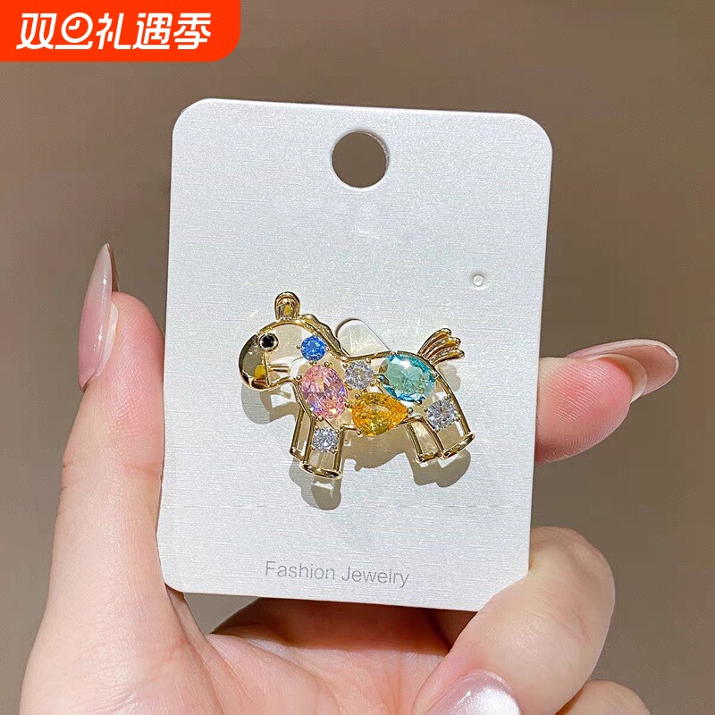 新款彩钻镂空小马胸针精致高级感胸花西装大衣别针马年生肖配饰女