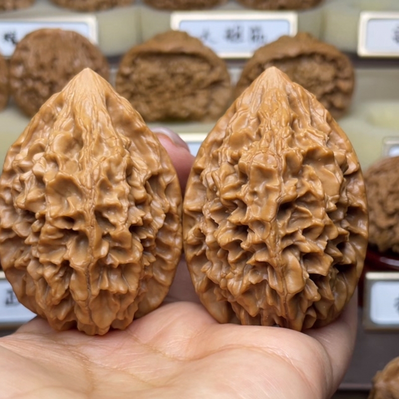 高货精品文玩核桃招财鼠收藏级天然野生老年人盘核桃女士手把件