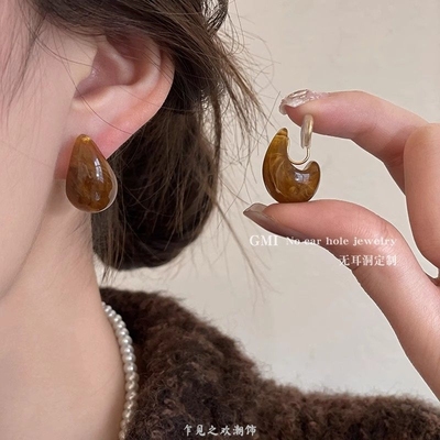 美拉德风咖色无耳洞耳夹女高级感耳环2025新款复古耳钉蚊香盘耳饰