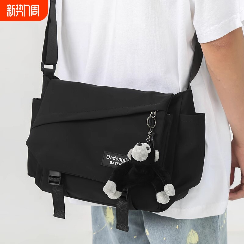 男士斜挎包潮牌ins工装风日系休闲男包大容量单肩包邮差包潮尼龙