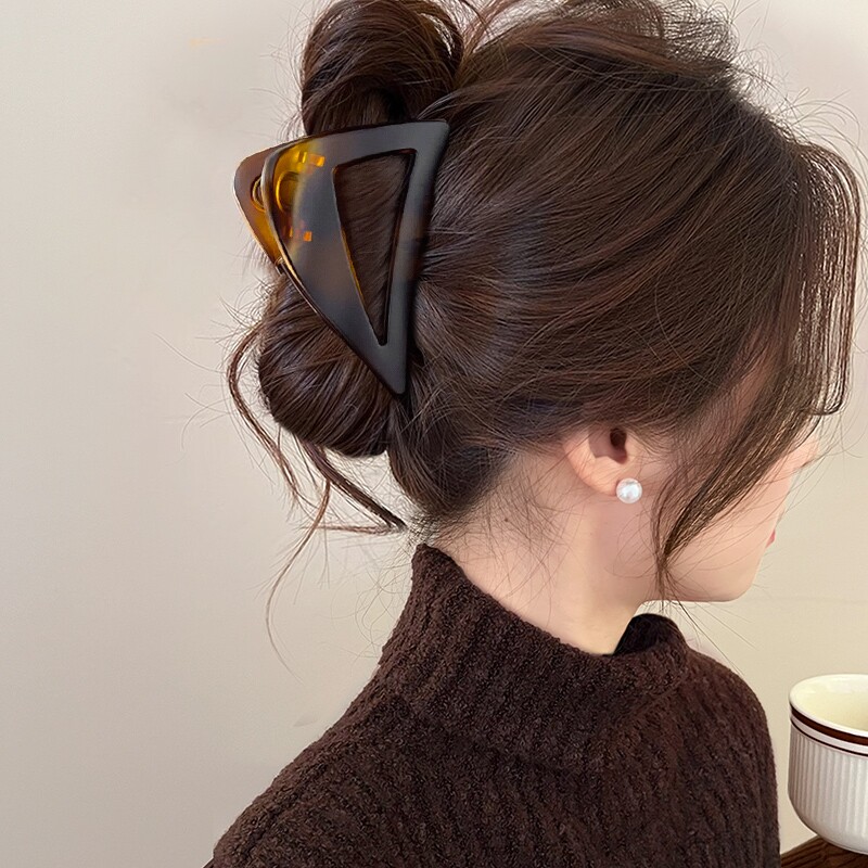 2025新款巧克力棕高级感三角抓夹