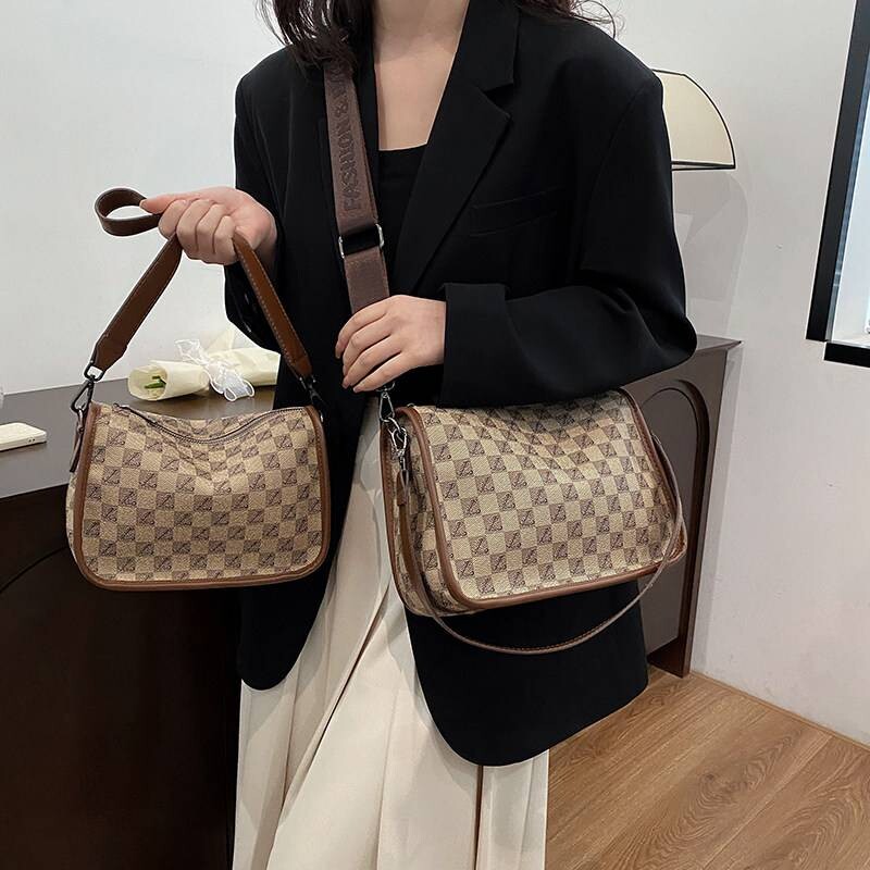 爱马女仕新款英伦风大容量通勤包卡其色格子小方休闲女士斜挎包