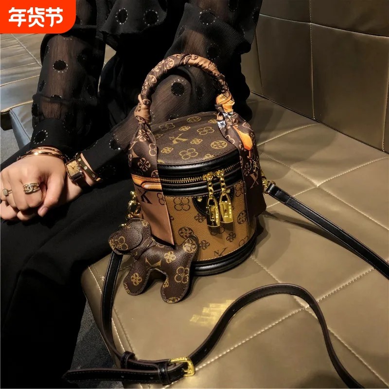 包包女斜挎包2026新款真皮复古手提包包发财桶单肩水桶包小包质感