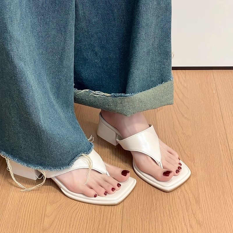 粗跟人字拖鞋女2025年春夏季新款方头沙滩度假夹趾凉拖外穿潮黑色