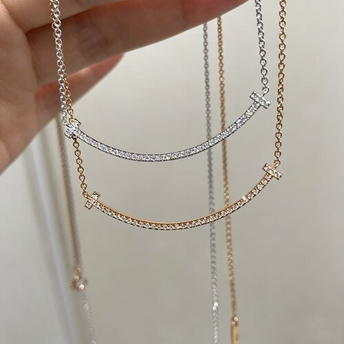 微笑项链女18K玫瑰金高级感轻奢小众笑脸吊坠锁骨链配饰金色黄金