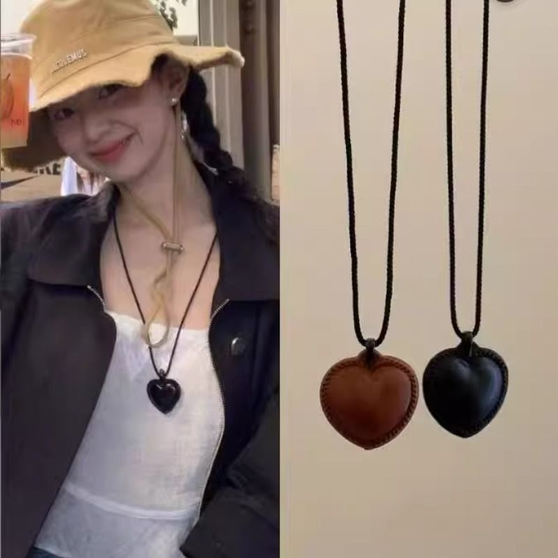 黑色爱心吊坠长项链女秋冬皮质锁骨链配饰fever同款设计感卫衣链