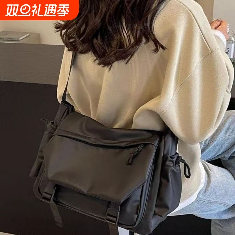 复古休闲邮差包PU防泼水斜挎包女酷飒户外骑行通勤休闲百搭单肩包
