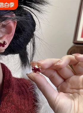 过年气质设计感红色小马珍珠耳钉女小众时尚轻奢高级感耳环耳饰