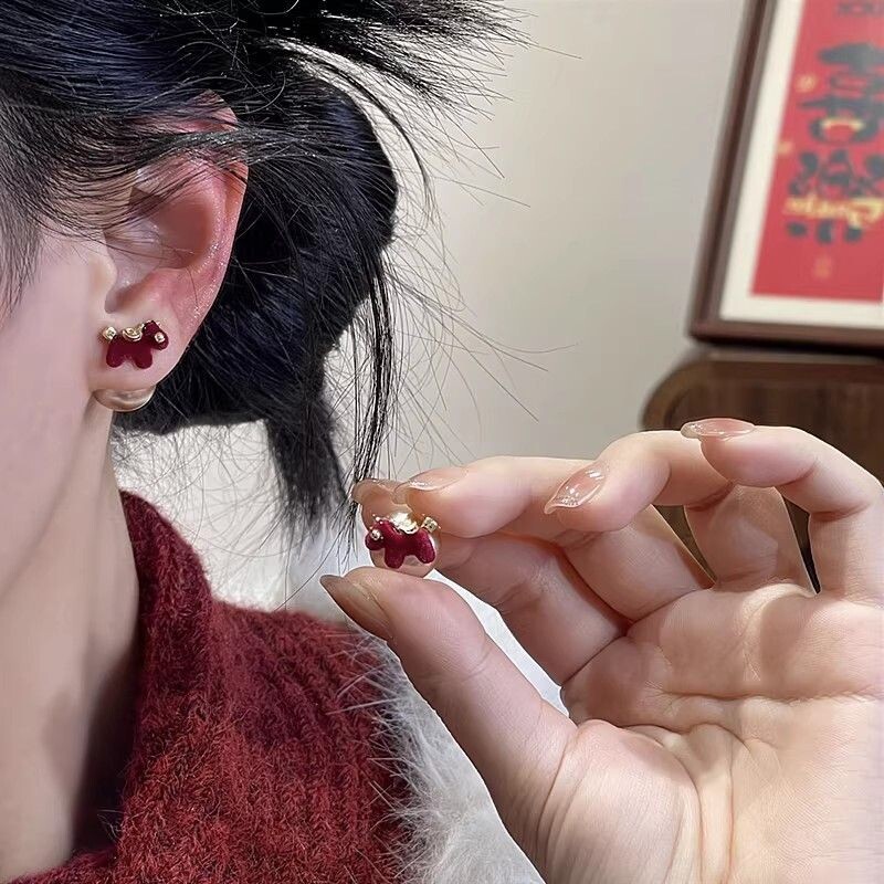 过年气质设计感红色小马珍珠耳钉女小众时尚轻奢高级感耳环耳饰